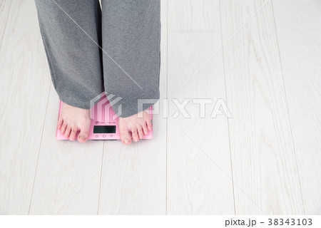 体重を測る女性 体重を測る女性 38343103