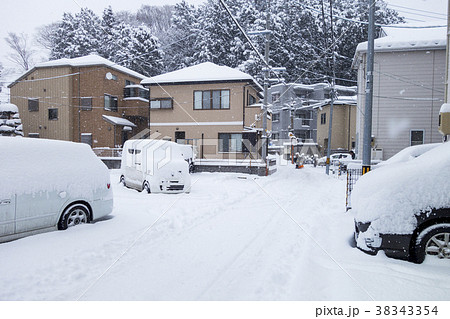 雪の日の住宅街の写真素材