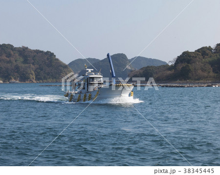 静かな海を行く漁船 静かな海を行く漁船 38345445
