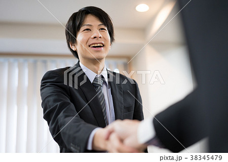 握手 ビジネスマン 握手 ビジネスマン 38345479
