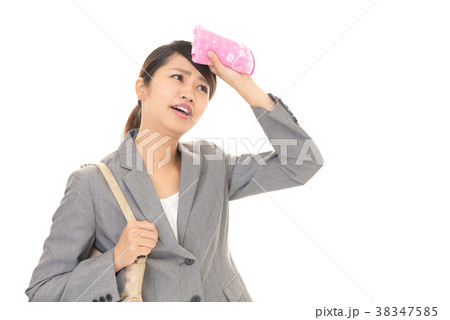 汗を拭く女性 38347585