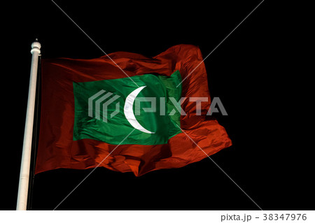 maldives flag while weaving at night 38347976