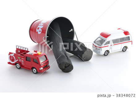 緊急車両　消防車　救急車 38348072