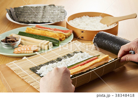 巻き寿司　調理シーン 38348418
