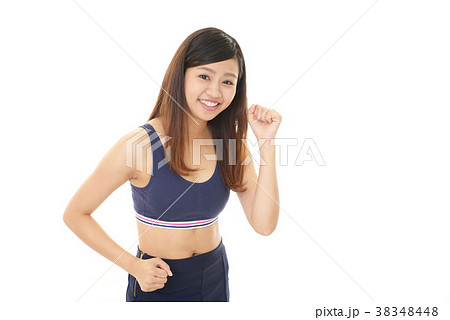 ジョギングを楽しむ女性 38348448