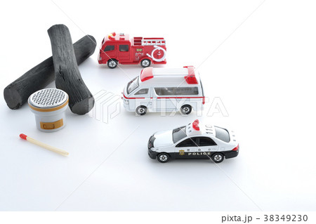 パトカーと救急車と消防車 パトカーと救急車と消防車 38349230