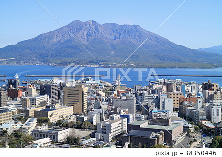 桜島と鹿児島市内の街並み 38350446