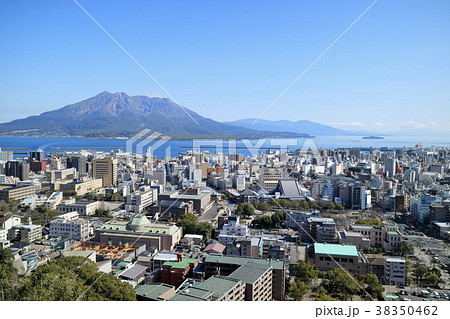 桜島と鹿児島市内の街並み 38350462