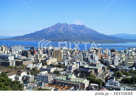 桜島と鹿児島市内の街並み 桜島と鹿児島市内の街並み 38350688