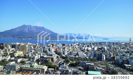 桜島と鹿児島市内の街並み 38350692