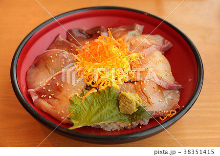 鹿児島名物 「かんぱちの漬け丼」 鹿児島名物 「かんぱちの漬け丼」 38351415