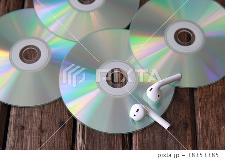 CDとワイヤレスイヤホン　音楽イメージ 38353385