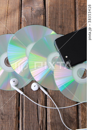 有線イヤホンとCDとスマホ 音楽イメージ 有線イヤホンとCDとスマホ 音楽イメージ 38353416