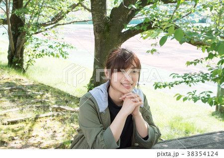 屋外席に座る女性（日本経済大学 38354124