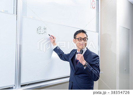ホワイトボードで講義をする大学教授　セミナー　文字あり 38354726