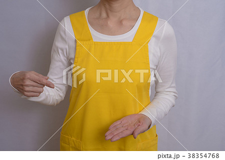 エプロン姿の女性 38354768