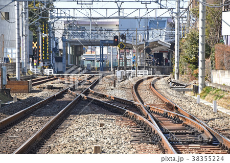 西武鉄道狭山ヶ丘駅付近の踏切から見る狭山ヶ丘駅 西武鉄道狭山ヶ丘駅付近の踏切から見る狭山ヶ丘駅 38355224