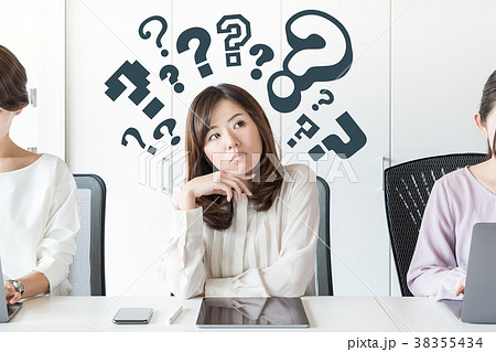 疑問を持つ女性 38355434