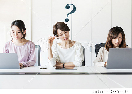 悩む女性 38355435