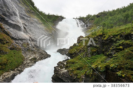 ノルウェー フロム山岳鉄道 足元を抜けるショースの滝-2 ノルウェー フロム山岳鉄道 足元を抜けるショースの滝-2 38356673