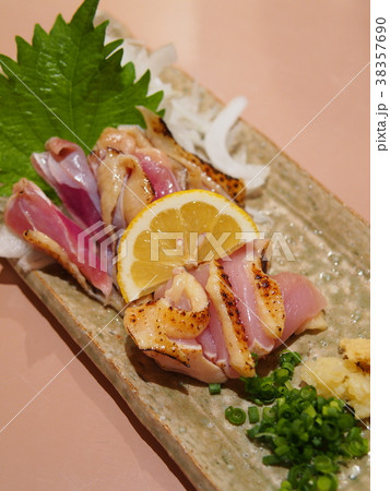鹿児島名物 「黒さつま鶏の炙り刺」 38357690