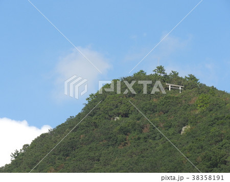 五ヶ所浦浅間山の鳥居 ( 2017年秋10月 三重県度会郡南伊勢町 ) 五ヶ所浦浅間山の鳥居 ( 2017年秋10月 三重県度会郡南伊勢町 ) 38358191