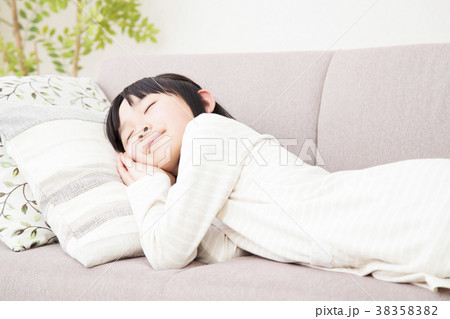 子供　女の子　小学生　女性　ライフスタイル 38358382