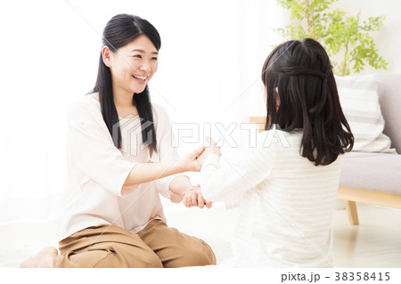 親子　家族　子供　女の子　小学生　女性　ライフスタイル 38358415