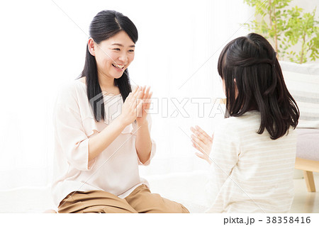 親子　家族　子供　女の子　小学生　女性　ライフスタイル 38358416