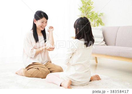 親子　家族　子供　女の子　小学生　女性　ライフスタイル 38358417