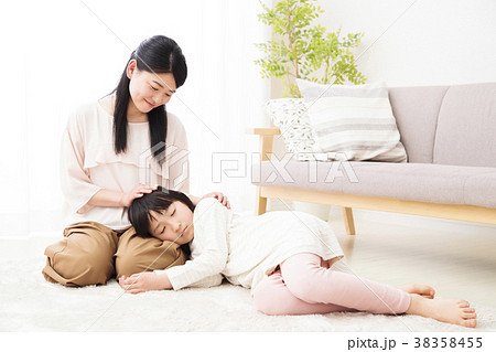 親子　家族　子供　女の子　小学生　女性　ライフスタイル 38358455