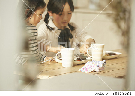 食事をする姉妹 38358631