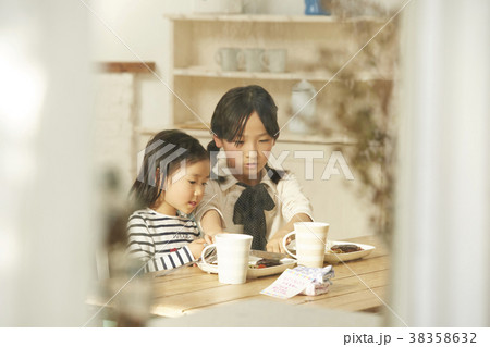 食事をする姉妹 38358632