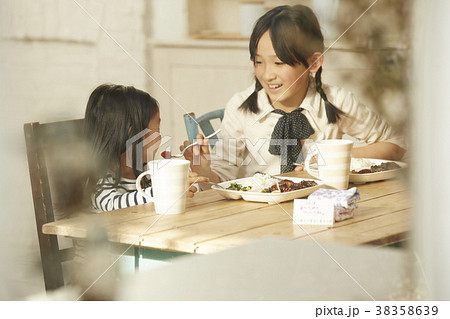 食事をする姉妹 38358639