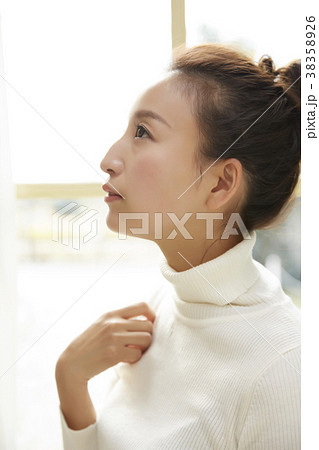 屋内にいる女性　ポートレート 38358926