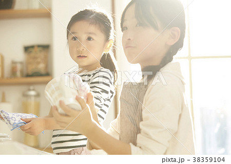 お手伝いをする女の子 お手伝いをする女の子 38359104