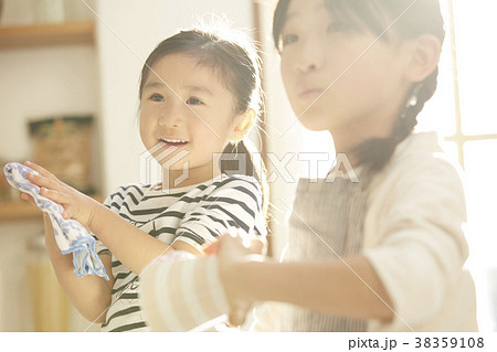 お手伝いをする女の子 38359108