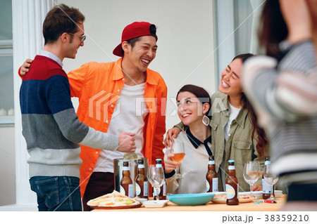 パーティーを楽しむ男女　シェアハウスイメージ 38359210