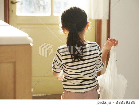 お手伝いをする女の子 お手伝いをする女の子 38359239