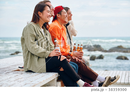 海辺でパーティーを楽しむ男女 38359300