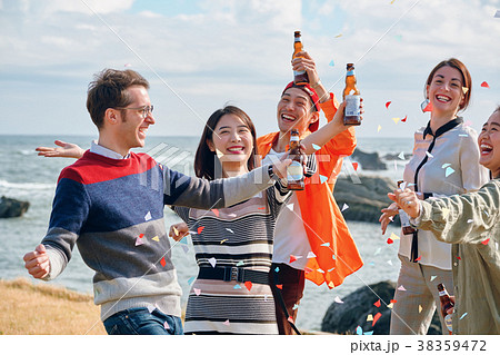 海辺でパーティーを楽しむ男女 38359472