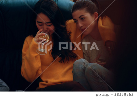 シェアハウス　パーティー　お酒を楽しむ男女 38359562