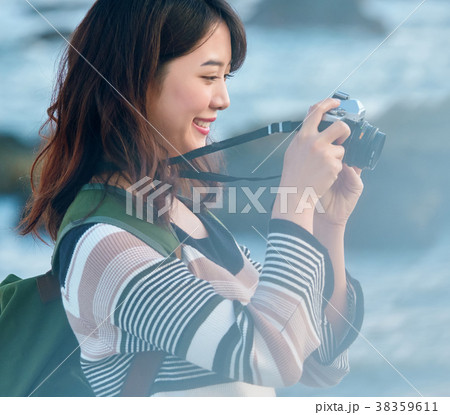 女性　海辺　旅　撮影 38359611