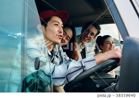 ドライブを楽しむ仲間たち 38359640