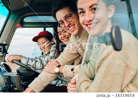 ドライブを楽しむ仲間たち ドライブを楽しむ仲間たち 38359659