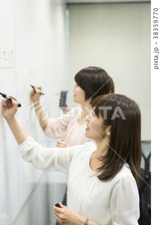 キャリアウーマン　ミーティングイメージ 38359770