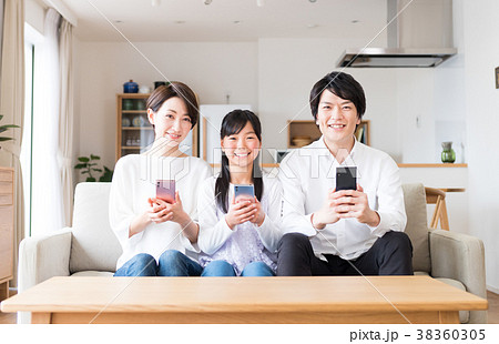 若い家族（スマホ） 38360305