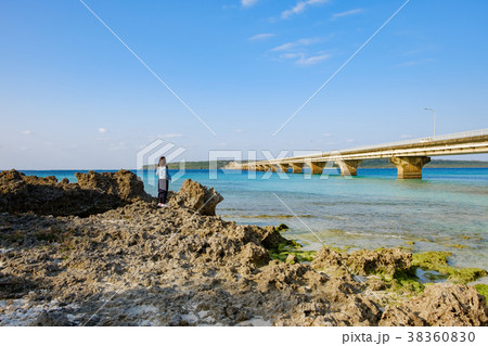宮古島から来間島をみる女性 来間大橋前 38360830