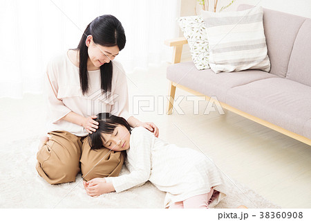 親子　家族　子供　女の子　小学生　女性　ライフスタイル 38360908