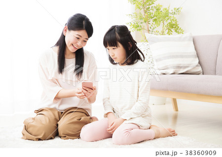 親子　家族　子供　女の子　小学生　女性　ライフスタイル 38360909